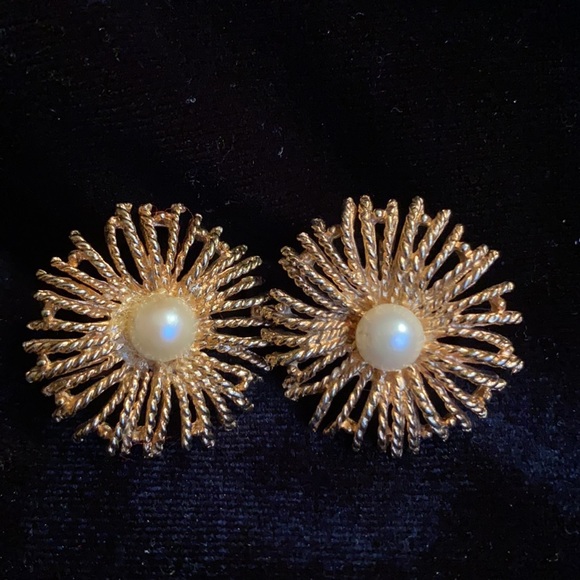 CAPRI Brand Vintage Brooch and Earring Set - Picture 4 of 7